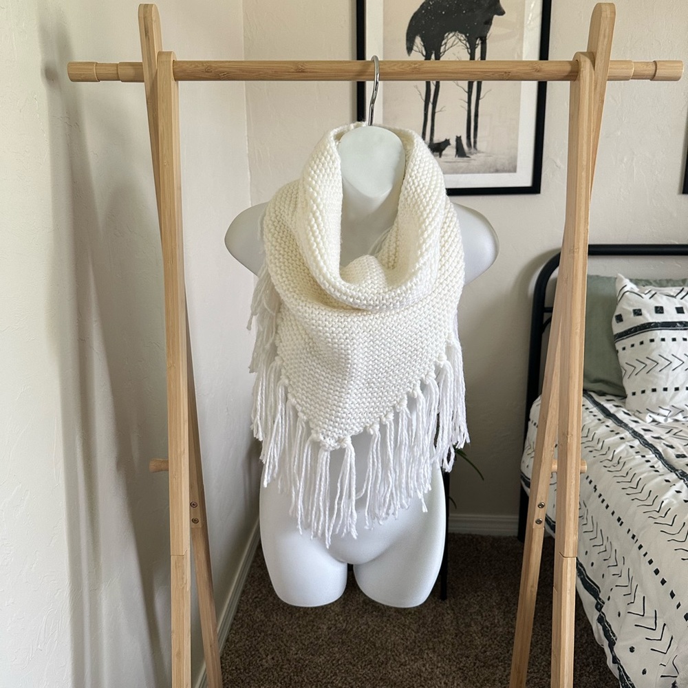 🚫SOLD Steve Madden white knit scarf